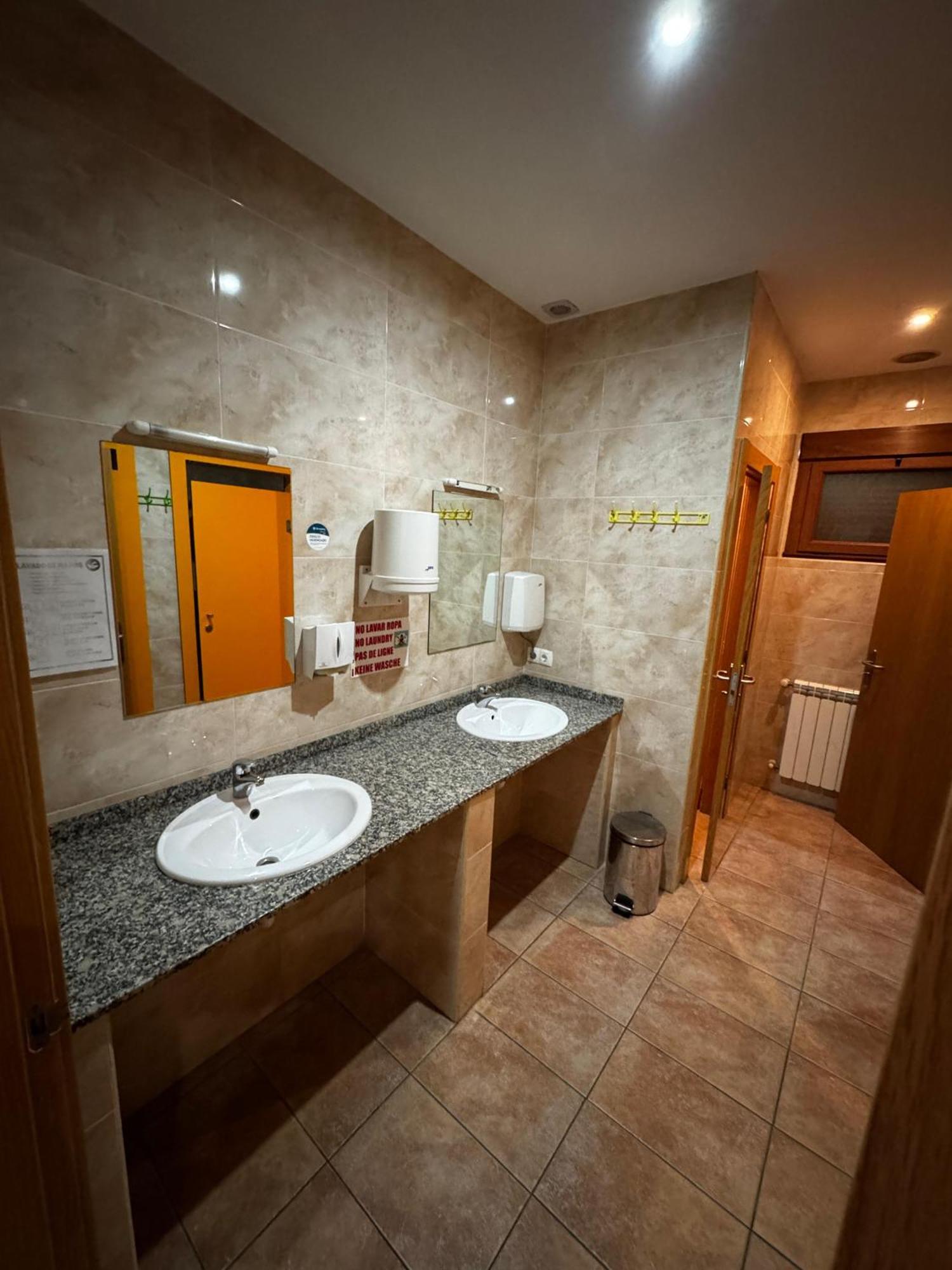Albergue De Peregrino Cruz De Fierro 芳瑟巴登 外观 照片